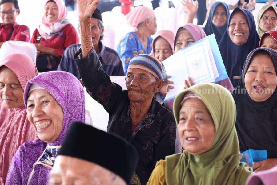 Warga masyarakat Jatim mendapat bantuan pemerintah provinsi