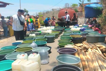 Hari Santri, BPBD Jatim Droping Air Bersih di Gunung Putri Situbondo