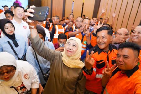 Khofifah Sapa Pekerja PO Bus Bagong: Siap Wujudkan Transportasi Aman dan Nyaman di Jatim foto beritajatim