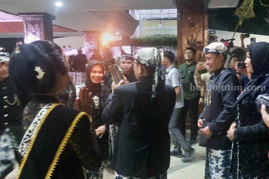 Pj Bupati Bojonegoro Adriyanto saat hendak menyemayamkan api abadi dalam prosesi puncak Hari Jadi Bojonegoro ke-347 di Pendopo Malowopati Pemkab Bojonegoro.