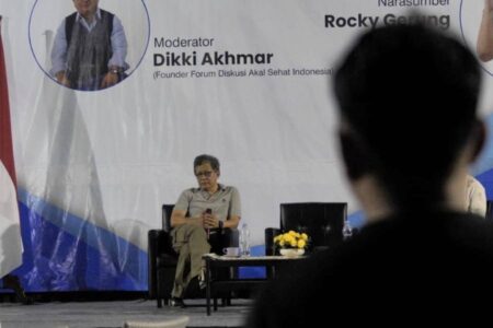 Rocky Gerung Ajak Mahasiswa IKIP PGRI Bojonegoro Isi Ruang Oposisi