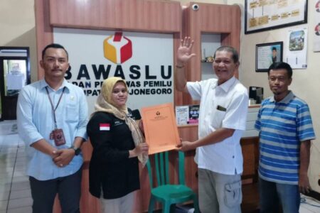 Dianggap Biang Kericuhan Debat, 01 Teguh-Farida Dilaporkan ke Bawaslu Bojonegoro Foto: Anwar Soleh saat menyerahkan berkas laporan ke Bawaslu Bojonegoro