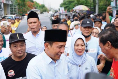 Setyo Wahono-Nurul Azizah saat menyapa masyarakat dalam kegiatannya