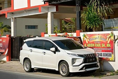 Mobil Pribadi Ketua Bawaslu Bojonegoro Kedapatan Parkir di Rumah Kebangsaan Abidin Fikri