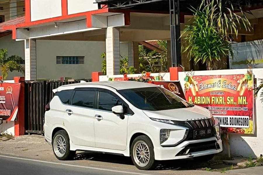 Mobil Pribadi Ketua Bawaslu Bojonegoro Kedapatan Parkir di Rumah Kebangsaan Abidin Fikri