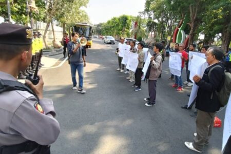 Unjuk Rasa, Wartawan Bojonegoro Kecam Pejabat Publik Rusak Kemerdekaan Pers foto beritajatim