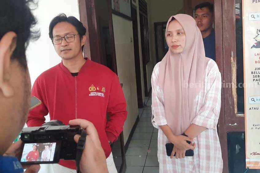 Ketua Bawaslu Bojonegoro Handoko Sosro Hadi Wijoyo saat diwawancarai sejumlah wartawan.