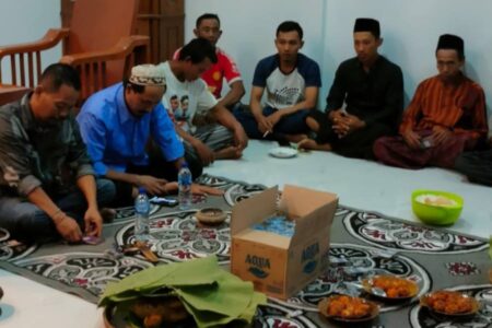 Sepakat Pilkada Bojonegoro Damai, Ini yang Dilakukan Sejumlah Relawan Relawan Setyo Wahono-Nurul Azizah menggelar doa bersama untuk Pilkada Bojonegoro aman, damai, dan membawa berkah bagi rakyat.