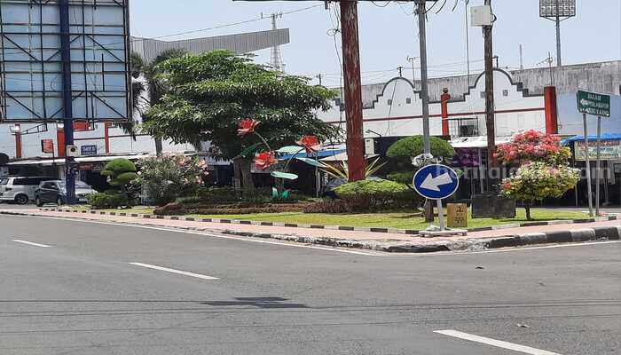 Jalan Dr. Wahidin Kota Blitar yang akan dilakukan perbaikan dengan Perubahan APBD 2024, Senin (14/10/2024). (Foto : Winanto/beritajatim.com)