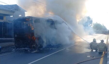 Bus Jurusan Malang-Jakarta Terbakar di Lamongan