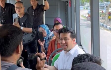 Emil Dardak Naik Bus TransJatim dan Makan Nasi Amboina