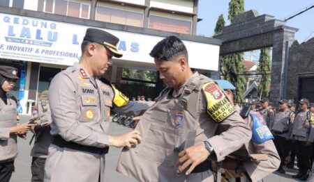 Bhabinkamtibmas Lamongan Dibekali Rompi Anti Sayat