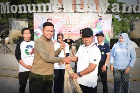 Ribuan ASN Ikuti Instruksi Pjs Bupati Sidoarjo Kerja Bakti Bersama foto berita jatim