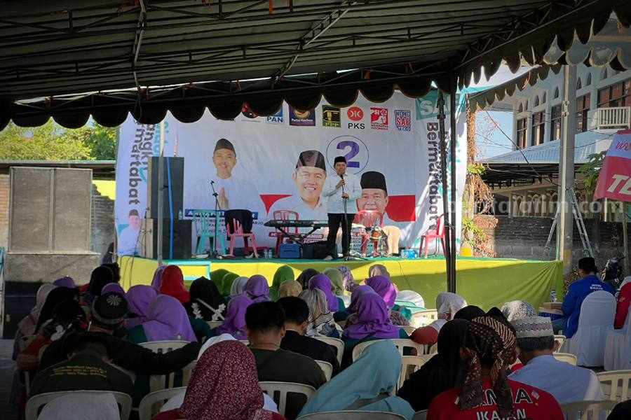 Cabup Sidoarjo Mas Iin memberikan potongan tumpeng ke Aditya Putra Ketua Pemenangan SAE di Kecamatan Sedati