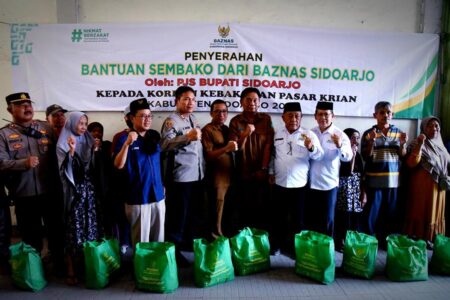 Baznas Sidoarjo dan Pemkab menyalurkan bantuan kepada korban kebakaran Pasar Krian.