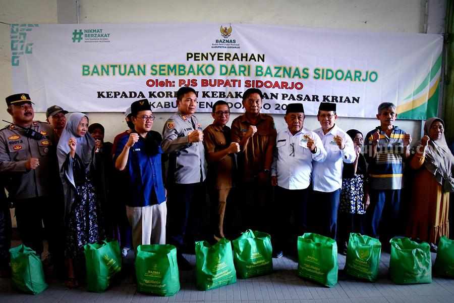 Baznas Sidoarjo dan Pemkab menyalurkan bantuan kepada korban kebakaran Pasar Krian.