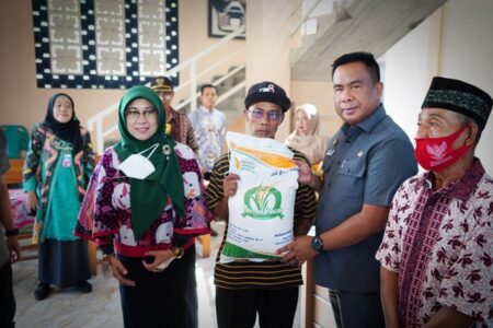Ratusan PKM Dapat Batuan Beras Bulog dari Pemkab Sidoarjo