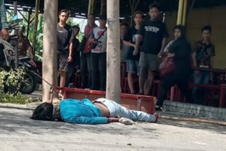 Pria Meninggal Diduga Tersengat Listrik Akibat Tebang Pohon Dekat Warkop di Waru Sidoarjo Korban dengan posisi tengkurap diatas paving