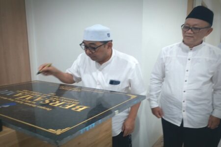 Ketua P4MU Arif Afandi menandatangani prasasti Klinik BersamaMU Sidoarjo.