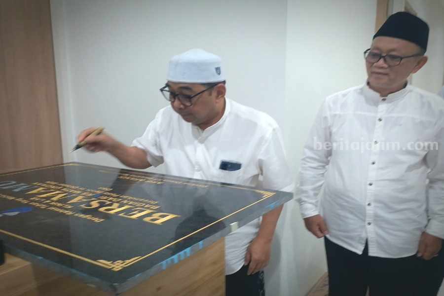 Ketua P4MU Arif Afandi menandatangani prasasti Klinik BersamaMU Sidoarjo.