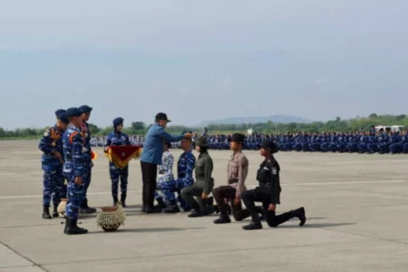 Pj Gubernur Tekankan Pembentukan Karakter di Upacara Pembaretan SMA Taruna Jawa Timur Prosesi penyiraman kembang dan penyematan baret dalam Upacara
