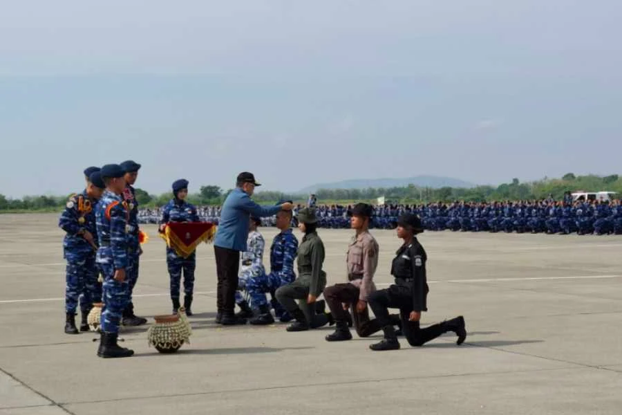 Prosesi penyiraman kembang dan penyematan baret dalam Upacara
