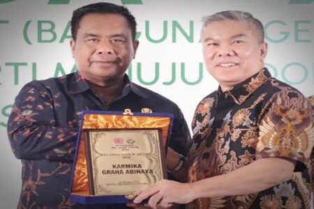 Pjs Bupati Sidoarjo Terima Penghargaan Karmika Graha Abinaya dari DPD REI Jatim