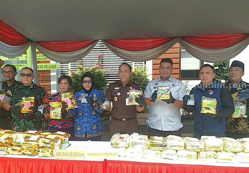 Kajari Sidoarjo dan Forkopimda Bakar Sabu dan Ekstasi Milik Jaringan Internasional