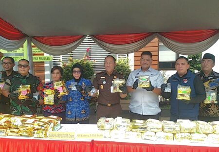 Kajari Sidoarjo dan Forkopimda Bakar Sabu dan Ekstasi Milik Jaringan Internasional