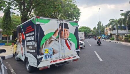 Mobil Prabowo di Markas Yes-Dirham, Temani Nobar Debat Publik Pilkada Lamongan? Mobil boks bergambar Prabowo Subianto, Ketua Umum Partai Gerindra sekaligus Presiden Republik Indonesia, sudah berada di markas Yes-Dirham dan siap untuk menggelar nobar debat Paslon Polkada Lamongan.