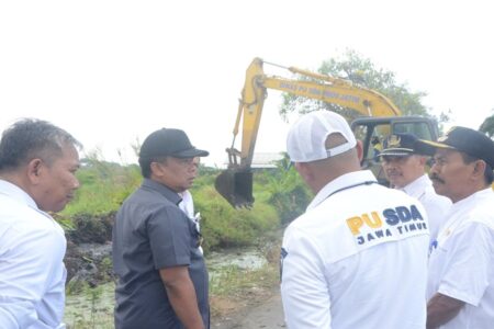 Antisipasi Banjir, Pjs Bupati Sidoarjo Perintahkan Normalisasi Sungai di Kecamatan Sukodono dan Taman foto beritajatim