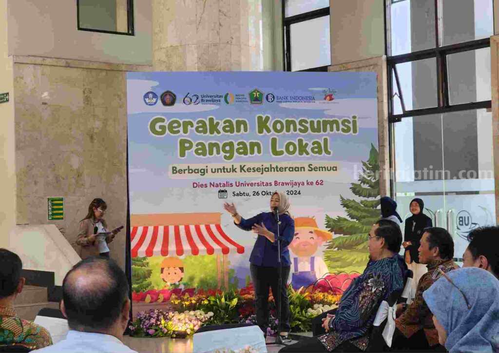 Direktur penganekaragaman dan konsumsi saat berbicara di hadapan peserta Gerakan Konsumsi Pangan Lokal yang diinisiasi UB (Foto: Dani Alifian/Beritajatim.com)
