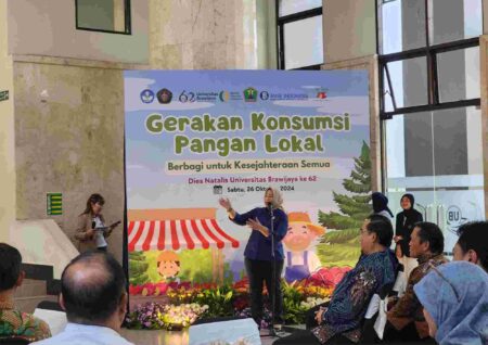 Direktur penganekaragaman dan konsumsi saat berbicara di hadapan peserta Gerakan Konsumsi Pangan Lokal yang diinisiasi UB (Foto: Dani Alifian/Beritajatim.com)