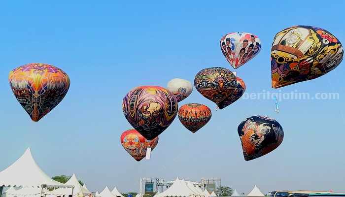 Festival balon udara pertama di Jawa Timur, dalam Fauz Islamic Fest 2024 di Puri Safira Menganti, Gresik, Minggu (27/10/2024). (Fitri Yuliani/beritajatim.com)
