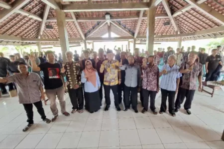 Bunda Nanik-Kang Suyat Teken Kontrak Politik Bantuan RT di Magetan