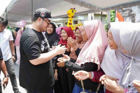 Emak-emak Kerumuni Kampanye Mas Dhito di Kanigoro Kediri