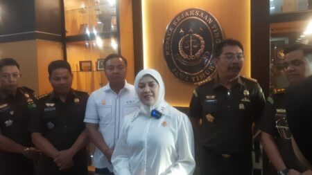 Kejati Tetapkan Mantan Dirut PT INKA Tersangka Kasus Korupsi Kajati Jatim Mia Amiati Saat Memberikan Keterangan Pers Terkait Penetapan Tersangka Dalam Korupsi di PT INKA.