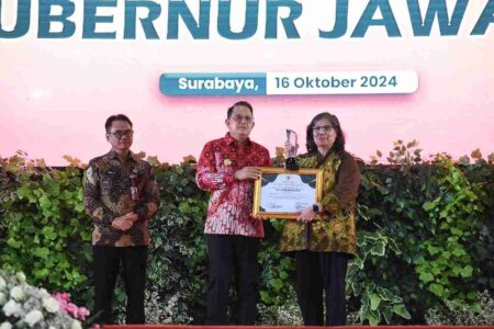 Pj Wali Kota Kediri Terima Penghargaan pada Award Peduli Ketahanan Pangan