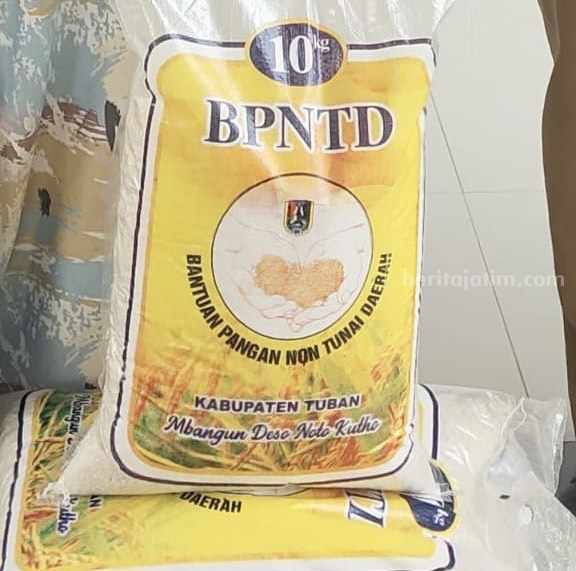 Beras BPNTD dengan tulisan Mbangun Deso Noto Kutho [foto: Diah Ayu/beritajatim.com]