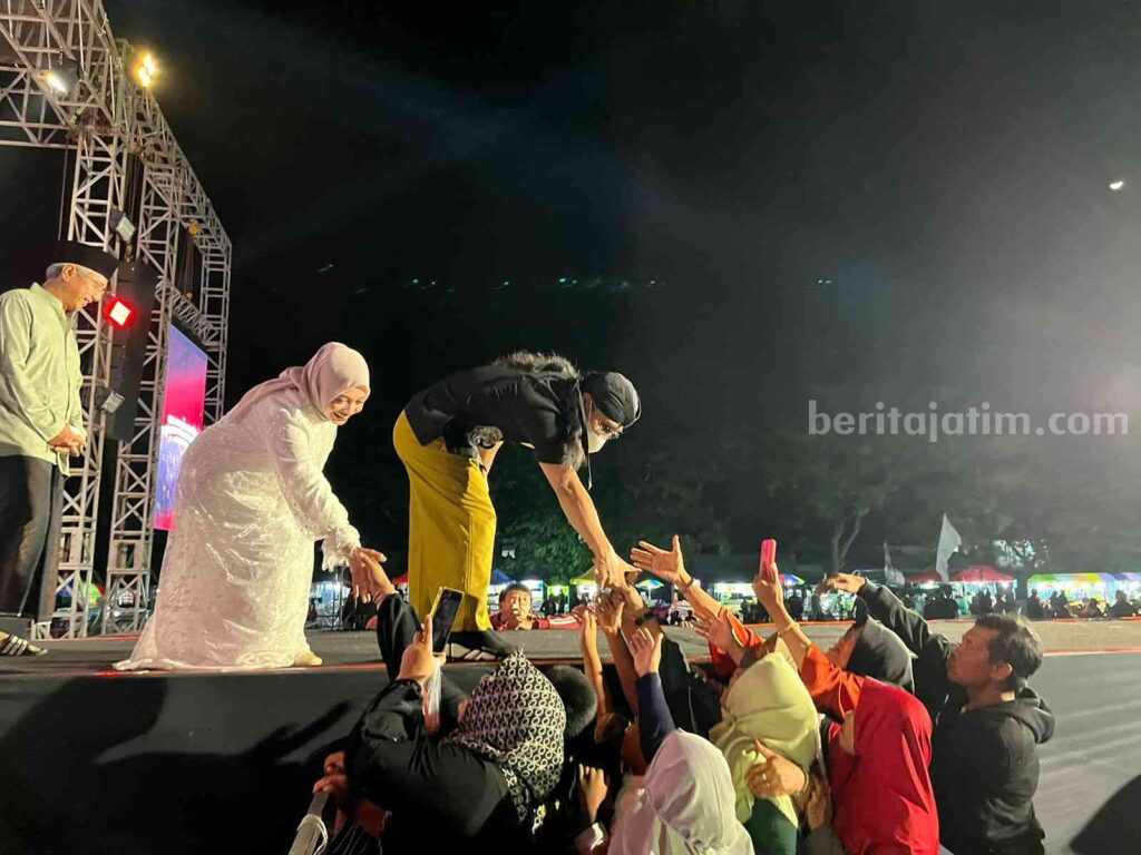 Mbak Vinanda dan Gus Qowim dan Gus Miftah bersalaman dengan ribuan warga Kota Kediri dalam agenda Silaturahmi Kebangsaan