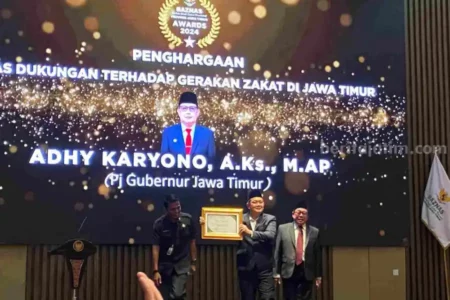 Pj Gubernur Adhy Karyono Terima Penghargaan BAZNAS Jatim Award 2024 foto beritajatim