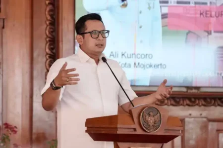 Pemkot Mojokerto dan Baznas Berikan Bantuan Medis Warga Kurang Mampu foto beritajatim