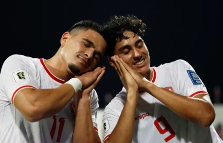 Indonesia Baru Raih 3 Poin di Ronde Ketiga Kualifikasi Piala Dunia 2026 Rafael Struick (kanan) dan Ragnar Oratmangoen memyumbang gol untuk Timnas Indonesi saat melawan Bahrain. Foto: Reuters