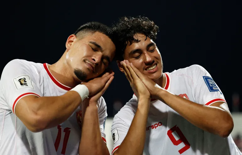 Rafael Struick (kanan) dan Ragnar Oratmangoen memyumbang gol untuk Timnas Indonesi saat melawan Bahrain. Foto: Reuters