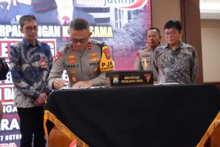 Bankjatim dan Polda Jatim Jalin Kerja Sama Strategis Pengelolaan Layanan Keuangan foto beritajatim