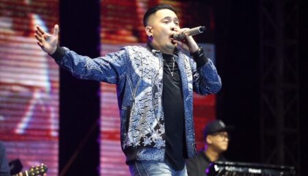 Benny Rianto alias Bian, vokalis d'Bagindas saat tampil di Ijen Caldera Bondowoso 2024, Sabtu (5/10/2024) malam. (Diskominfo Bondowoso)