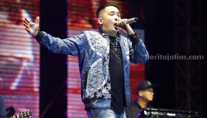 Benny Rianto alias Bian, vokalis d'Bagindas saat tampil di Ijen Caldera Bondowoso 2024, Sabtu (5/10/2024) malam. (Diskominfo Bondowoso)