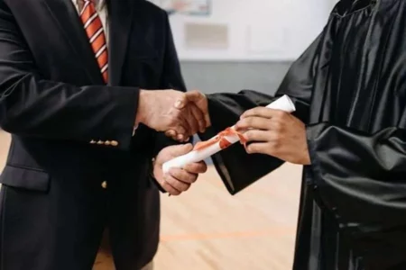 Setelah Kemendikbud, Kini Pengamat Unair Komentari Pemberian Gelar Honoris Causa Raffi Ahmad Ilustrasi pemberian gelar kehormatan.