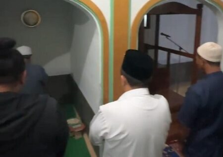 Sempat Dilaporkan ke Bawaslu Jember, Cabup Petahana Hendy Siswanto Tak Kapok Salat Subuh Berjemaah