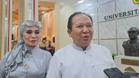 Jelang Debat Perdana, Cabup Hendy Siswanto Nonton Ludruk di Kampus Universitas Jember